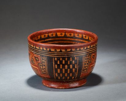  Vase 
à décor de symboles sur piédouche circulaire 
Terre cuite polychrome 
Maya,...