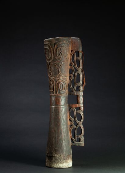  Tambour sablier 
traditionnel gravé de motifs symboliques et ancestraux 
Bois, ancienne...