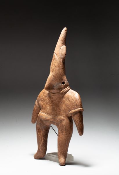  Statuette anthropomorphe 
elle présente un chaman à coiffe conique ou avec une déformation...