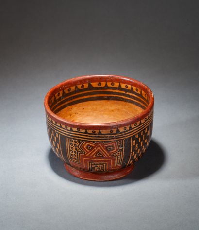  Vase 
à décor de symboles sur piédouche circulaire 
Terre cuite polychrome 
Maya,...