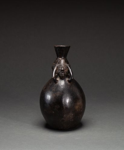  Vase 
modelé d’un porteur de jarre 
Terre cuite brune aux reflets métallescents...