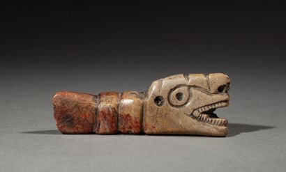  Amulette ornementale d’autel 
présentant le dieu serpent-jaguar, la gueule symboliquement...