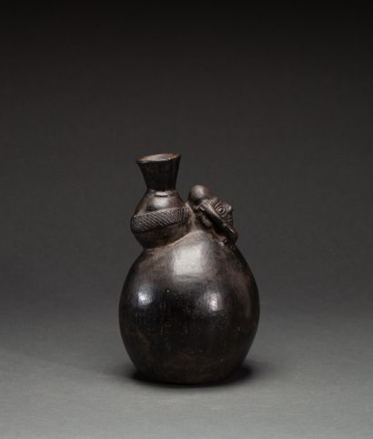  Vase 
modelé d’un porteur de jarre 
Terre cuite brune aux reflets métallescents...