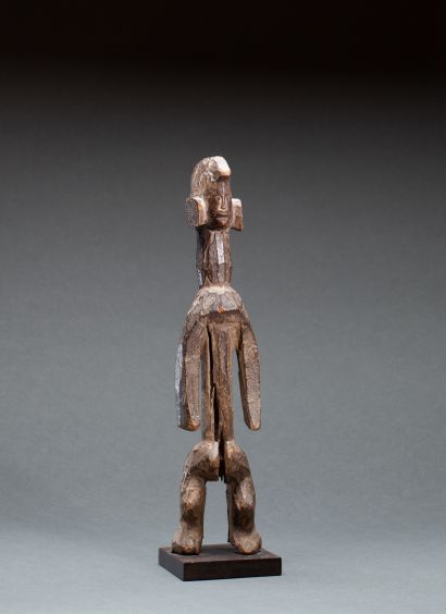  Figure anthropomorphe 
présentant un personnage masculin debout aux articulations...