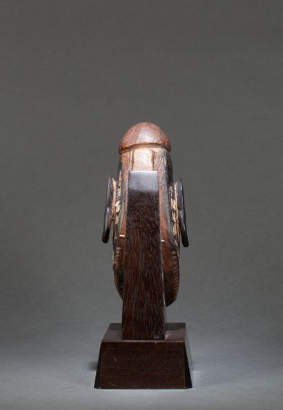 () Ancienne figure de proue de pirogue de guerre « Musu Musu », elle est sculptée...