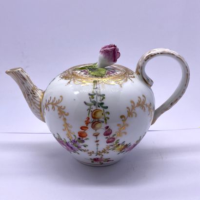  Germany 19th century 
Small teapot in white porcelain decorated with flowers, handle...