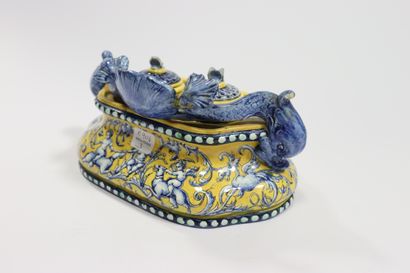  GIEN 
Earthenware inkwell with dolphins decorated with putti and grotesques in blue...