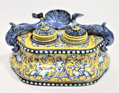  GIEN 
Earthenware inkwell with dolphins decorated with putti and grotesques in blue...