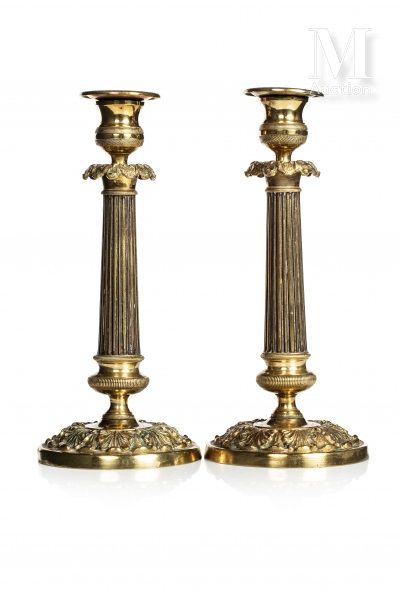 BOUGEOIRS chandeliers 
Paire de bougeoirs en bronze doré et ciselé. 
Le fût cannelé...