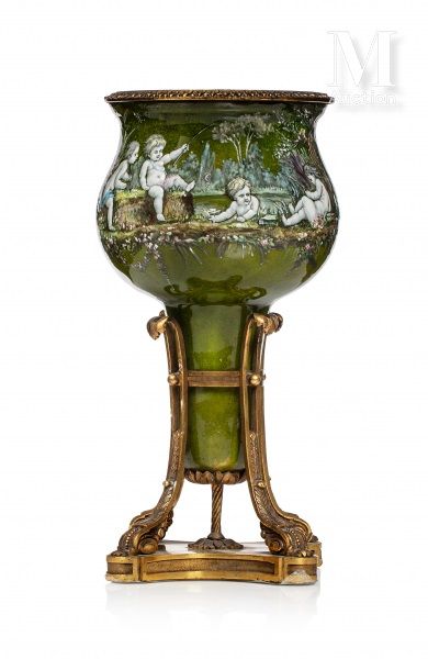 Travail fin XIX Vase 
Vase en céramique à couverte verte à décor aux émaux de putti...