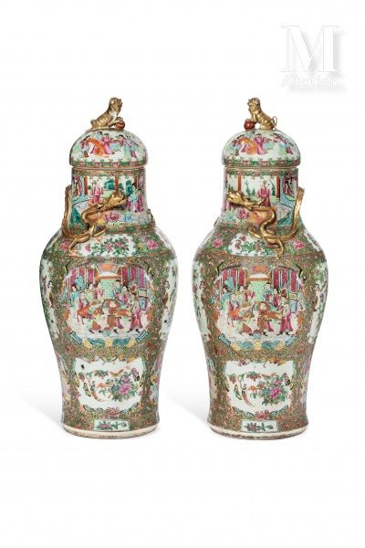 Porcelaine de Canton, XIXème siècle Paire de grands vases couverts en porcelaine...