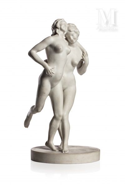 TRAVAIL FRANÇAIS Sculpture en biscuit représentant deux femmes nues s'enlaçant dans...