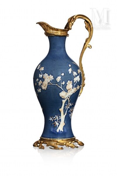 CHINE, XVIIIème siècle Vase en porcelaine à décor de branches de prunier en fleur...