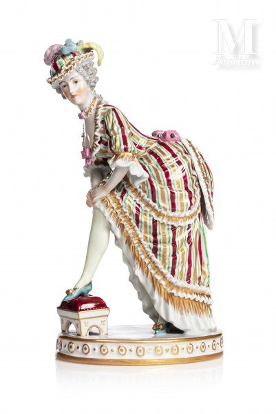 LOUISBOURG Statuette en porcelaine polychrome, représentant une femme en robe à panier...