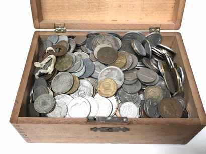PIECES Lot de pièces de monnaies contenues dans un coffret en bois 
Ancienne collection...