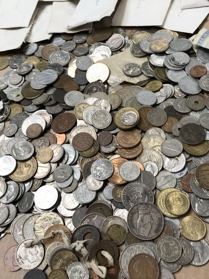 PIECES Lot de pièces de monnaies contenues dans un coffret en bois 
Ancienne collection...
