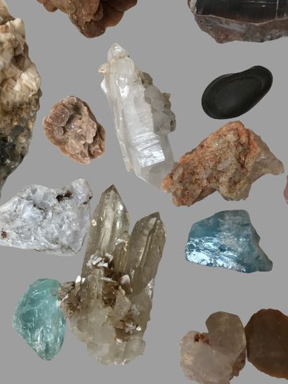 Minéraux et pierres Ensemble de minéraux et pierres semi-précieuses à identifier...