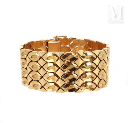 BRACELET MANCHETTE Bracelet manchette en or jaune 18 K (750 °/°°) à maillons géométriques...