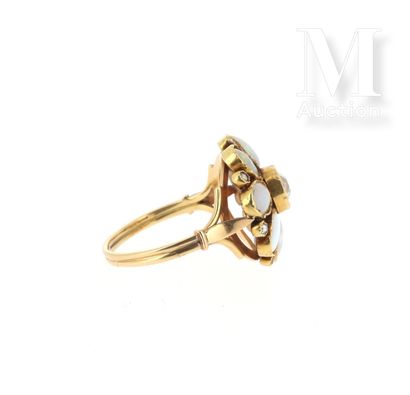 BAGUE OPALES Ring in yellow gold 18k (750 thousandths) stylized by a flower, centered...