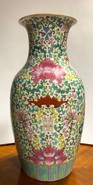 CHINE XX ème 
Vase balustre en porcelaine...