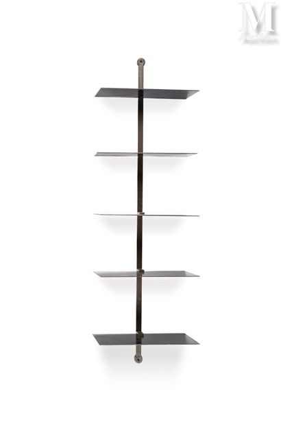 André DUBREUIL (1951 – 2022) Shelf in patinated steel with 5 levels.
145 x 45 x 22... Gazette Drouot