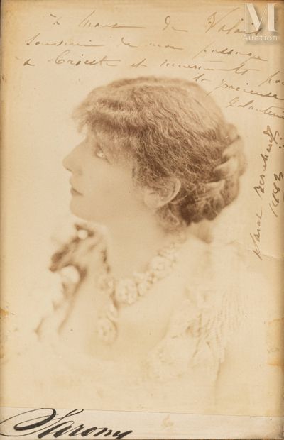 Sarah BERNHARDT (1844-1923) Portrait photographique la représentant en buste, avec... Gazette Drouot