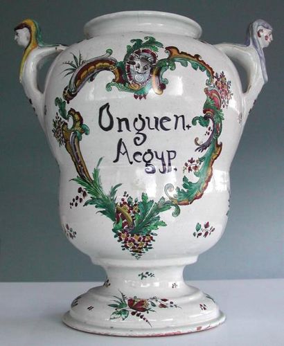 ALLEMAGNE (EST) Grand vase sur piédouche à deux anses en faïence à cartouche rocaille...