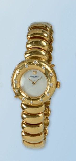  Bracelet montre pour dame en or jaune 18 k de marque «CHAUMET». La montre est de...