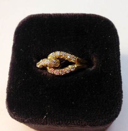 null Bague ruban en or jaune 750/1000ème sertie de brillants.

Taille 54

Poids brut:...