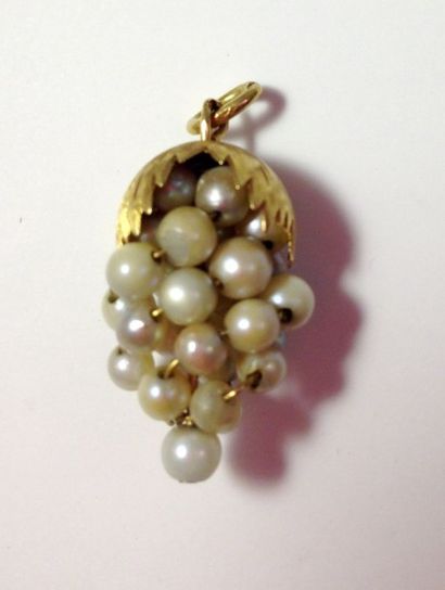 null Pendentif en or jaune 750/1000ème et petites perles représentant une grappe...