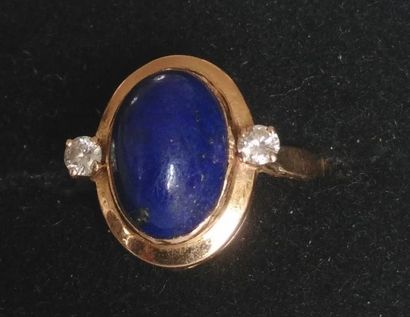 null Bague sertie d'un cabochon de Lapis-Lazuli flanqué de deux petits brillants.

Taille...