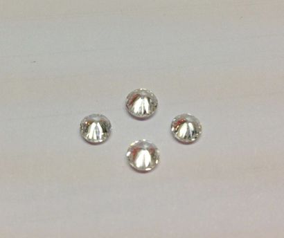 null 4 Diamants ronds sur papier.

Deux de 0,40 carat environ et deux de 0,25 carat...