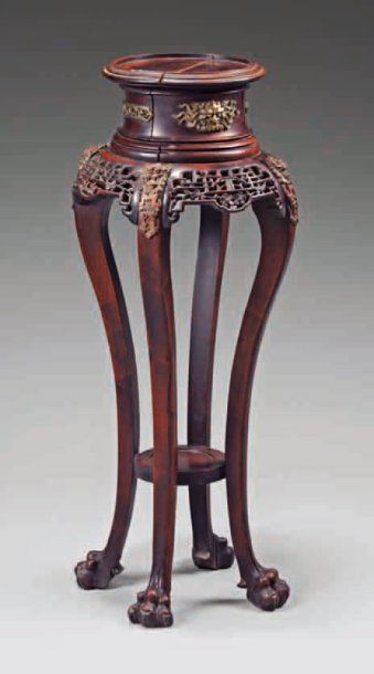 Gabriel VIARDOT Sellette en bois teinté à piètement quadripode galbé, à base 