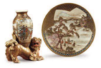  Coupelle et vase posé sur le dos d'une chimère en faïence de Satsuma à décor de...
