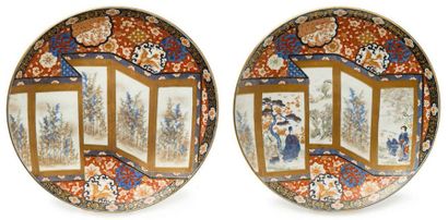 JAPON, PÉRIODE MEIJI (1868-1912) 
Paire de grands plats en porcelaine polychrome...