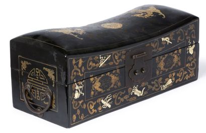 CHINE, fin XIXe siècle 
Coffret de fumeur à opium, formant oreiller, en bois laqué...