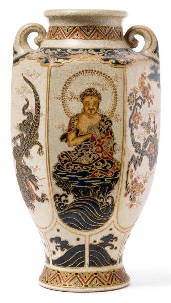 JAPON, vers 1900 
Vase balustre hexagonal en grès de Satsuma, à décor polychrome...