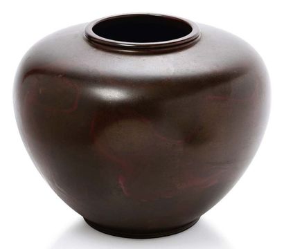 JAPON, PÉRIODE MEIJI (1868-1912) 
Vase à large panse et petite ouverture ourlée,...