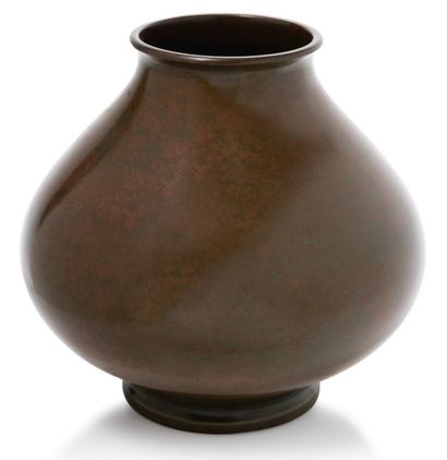 JAPON, PÉRIODE MEIJI (1868-1912) 
Vase à large panse piriforme sur petit pied, en...