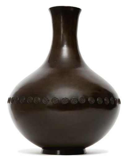 JAPON, PÉRIODE MEIJI (1868-1912) 
Vase à large panse et haut col en bronze de belle...