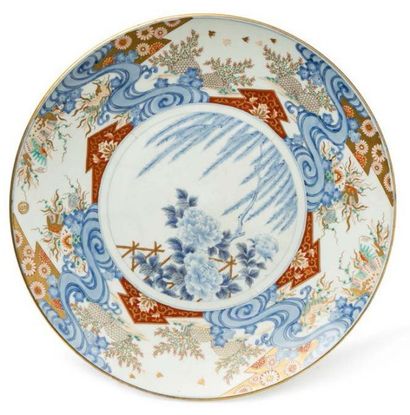 JAPON, PÉRIODE MEIJI (1868-1912) 
Plat en porcelaine émaillé bleu corail et or orné...