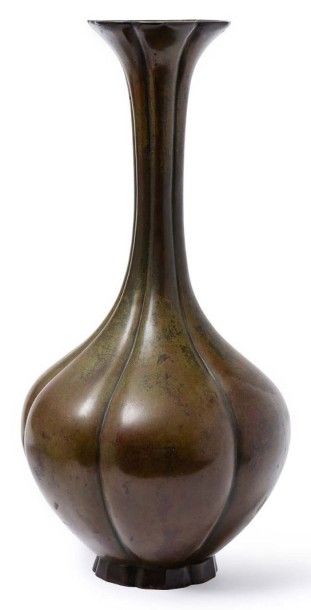 JAPON, PÉRIODE MEIJI (1868-1912) 
Vase soliflore à paroi cotelée et long col évasé,...