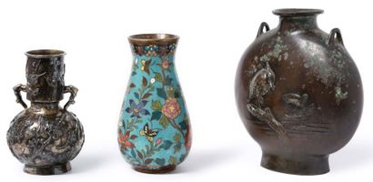 JAPON, PÉRIODE MEIJI (1868-1912) 
Lot de trois petits vases, l'un en argent, à décor...