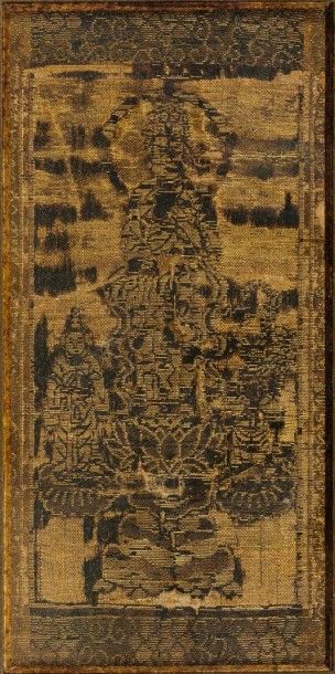 Japon, XIIIe-XVe siècle (?) 
Fragment de textile en soie brunie, brodée aux fils...