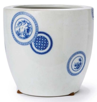 JAPON, vers 1900 
Jardinière en porcelaine de Hirado, à décor, en bleu sur fond blanc,...