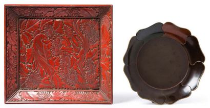 JAPON, fin XIXe siècle 
Deux plats en laque, l'un quadrangulaire en laque tsuishu,...
