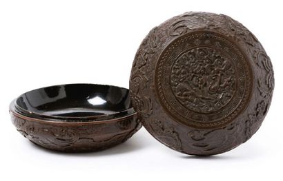 JAPON, XIXe siècle 
Boite couverte en laque brune, à décor en léger relief de phénix...