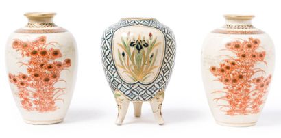 JAPON, PÉRIODE MEIJI (1868-1912) 
Trois petits vases en grès de Satsuma, dont une...