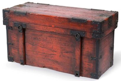 Corée, période Choson, XIXe siècle 
Coffre de changeur en bois naturel teinté rouge...