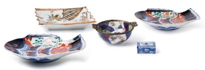 JAPON, PÉRIODE MEIJI (1868-1912) 
Lot de quatre porcelaines dont une paire de petits...